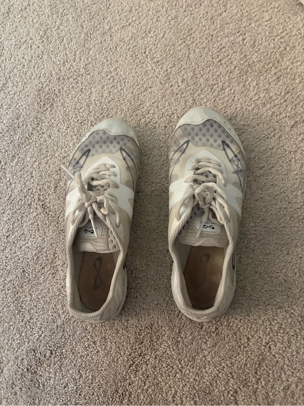 NFINITY Women's Beige and Light Gray Cheer Shoes